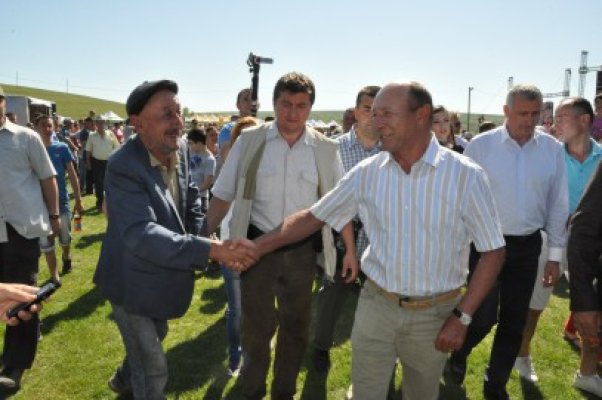 Băsescu, la o bere cu localnicii din Peştera